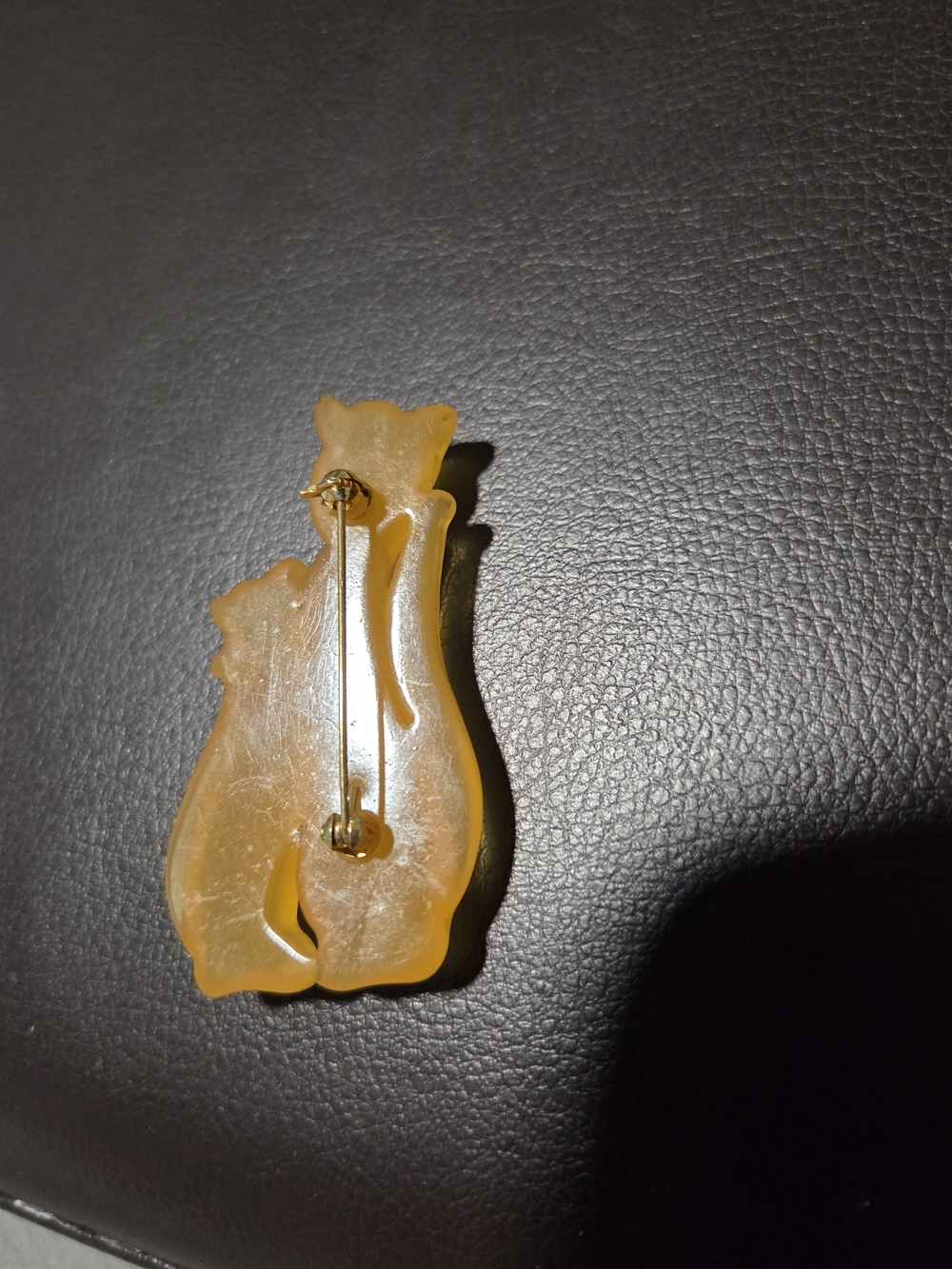 vintage amber-colored translucent resin (Lucite) double cat brooch/pin - Picture 2 of 2